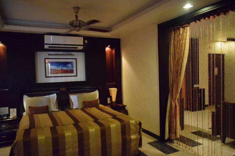 Hotel Pushpak Bhubaneswar Exteriör bild
