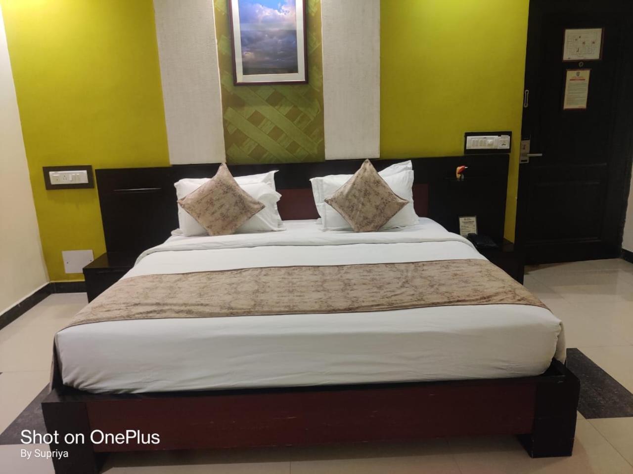Hotel Pushpak Bhubaneswar Exteriör bild