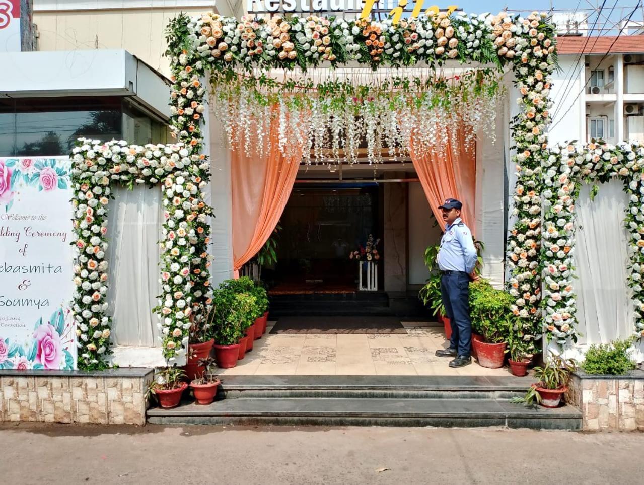 Hotel Pushpak Bhubaneswar Exteriör bild