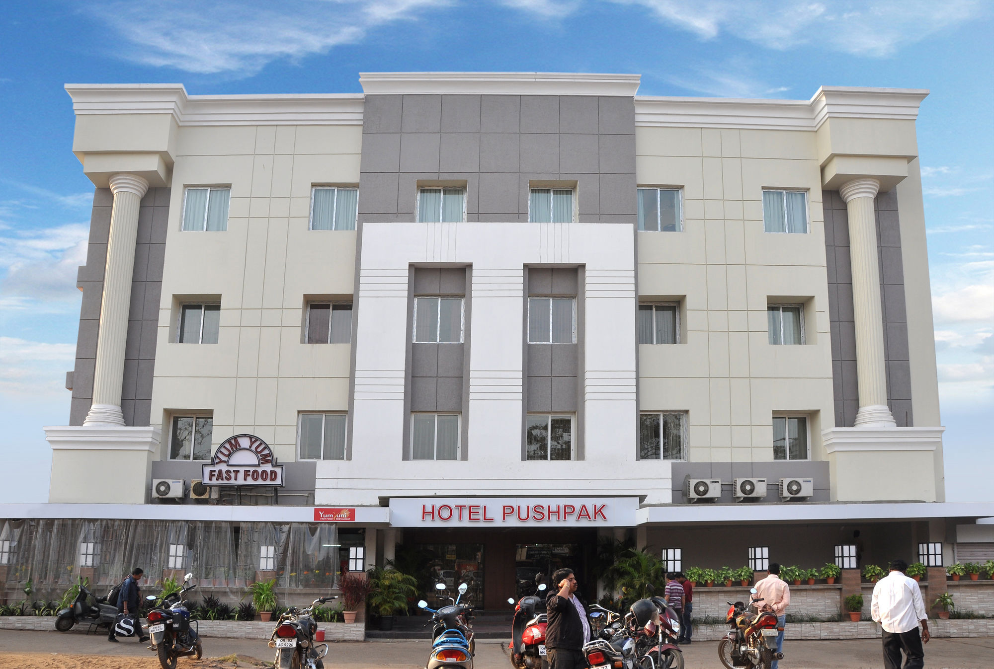 Hotel Pushpak Bhubaneswar Exteriör bild